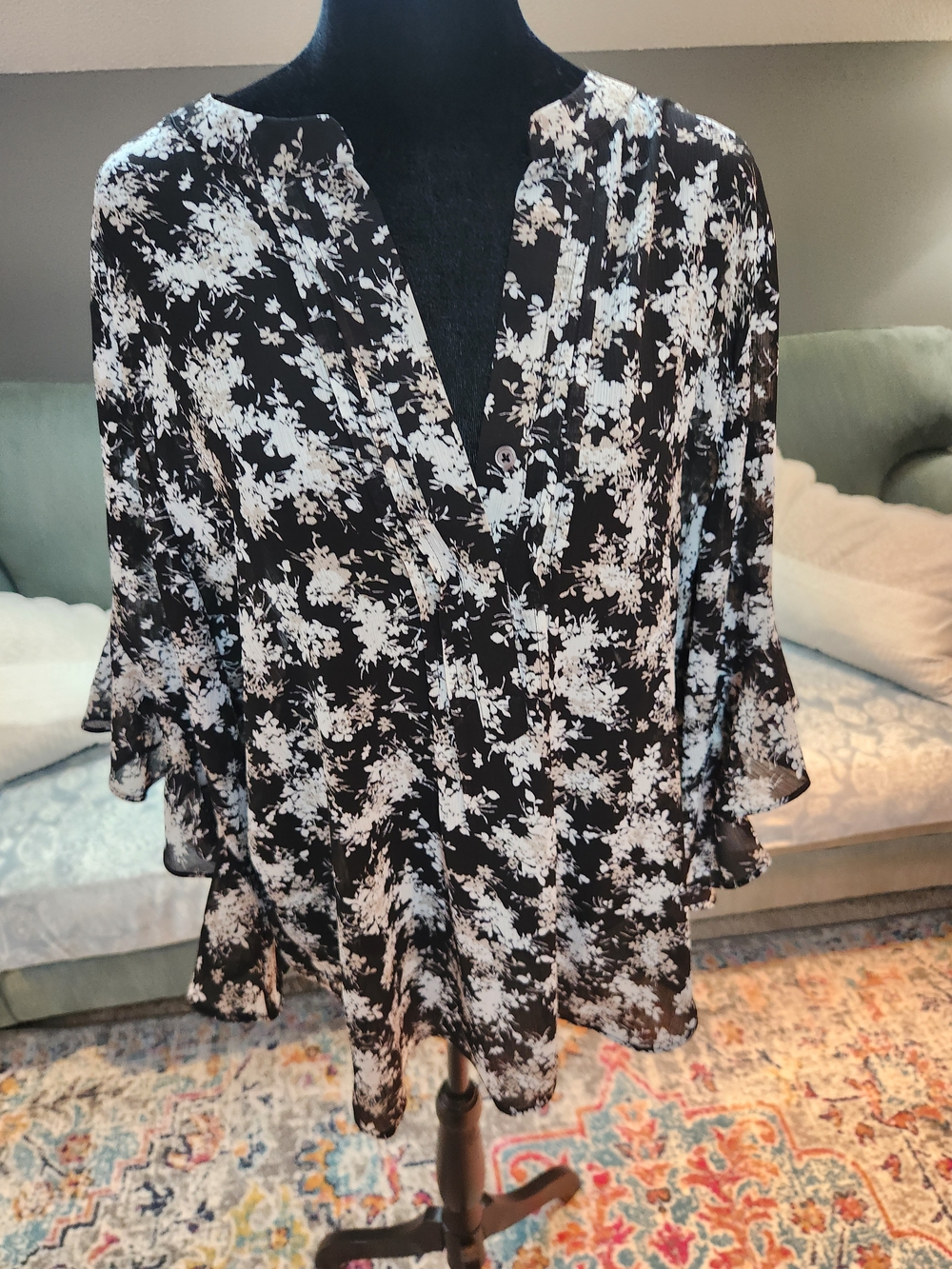 Vince Camuto Women's Black Floral V-Neck Ruffle Sleeve Blouse Large